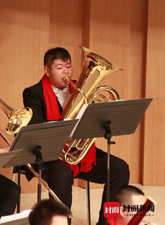 远在丹麦的南京长号演奏家 集结百人"云合奏《红旗飘飘》