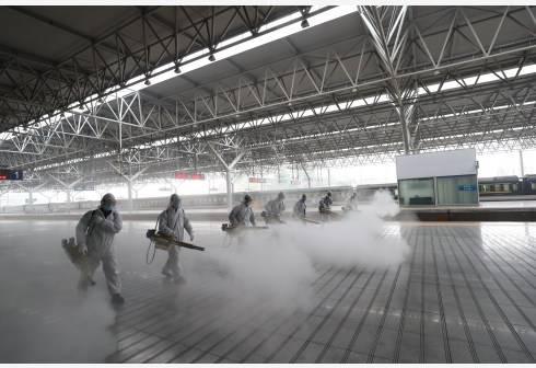 3月24日，湖北宜昌，消防员对宜昌东站的站台进行消杀作业。新华社图