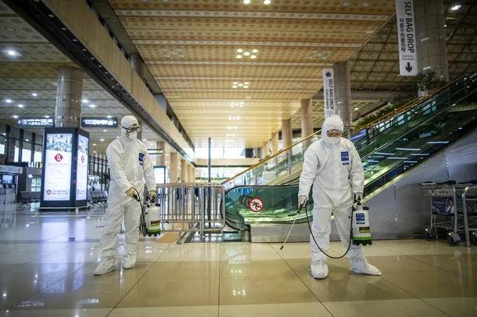 △3 月 10 日，为防止新冠病毒传播，防疫人员在金浦机场国际航站楼喷洒消毒液。图片来源 |UPINEWS