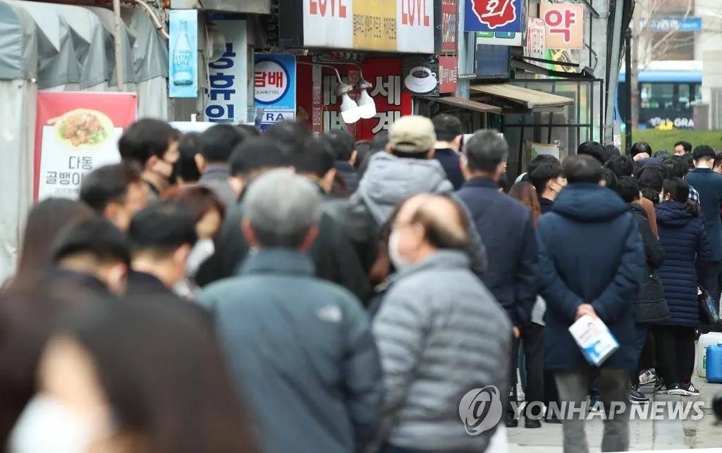△ 3 月 17 日下午，韩国首尔一家药店门口排队买口罩的长队。图片来源 | 韩联社