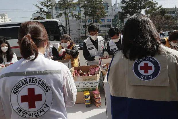 △ 3 月 20 日，韩国红十字会的工作人员准备了应急救援包（包括基础的必需品，如速食食品），分发给在疫情中遇到困难的脆弱群体。图片来源 | 美联社，摄影 |Ahn Young-joon