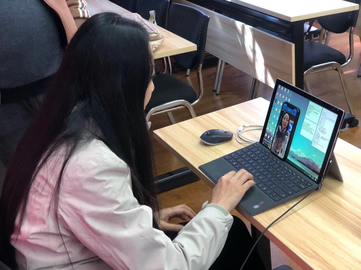 线上招聘视频面试首日,各个学校在线面试应聘者