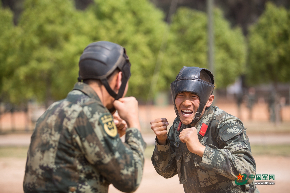 到底谁能放倒谁?且看武警官兵沙坑擒敌训练