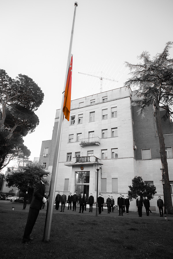 中国驻意大利大使馆降半旗中国驻伊拉克大使馆降半旗中国驻希腊大使馆