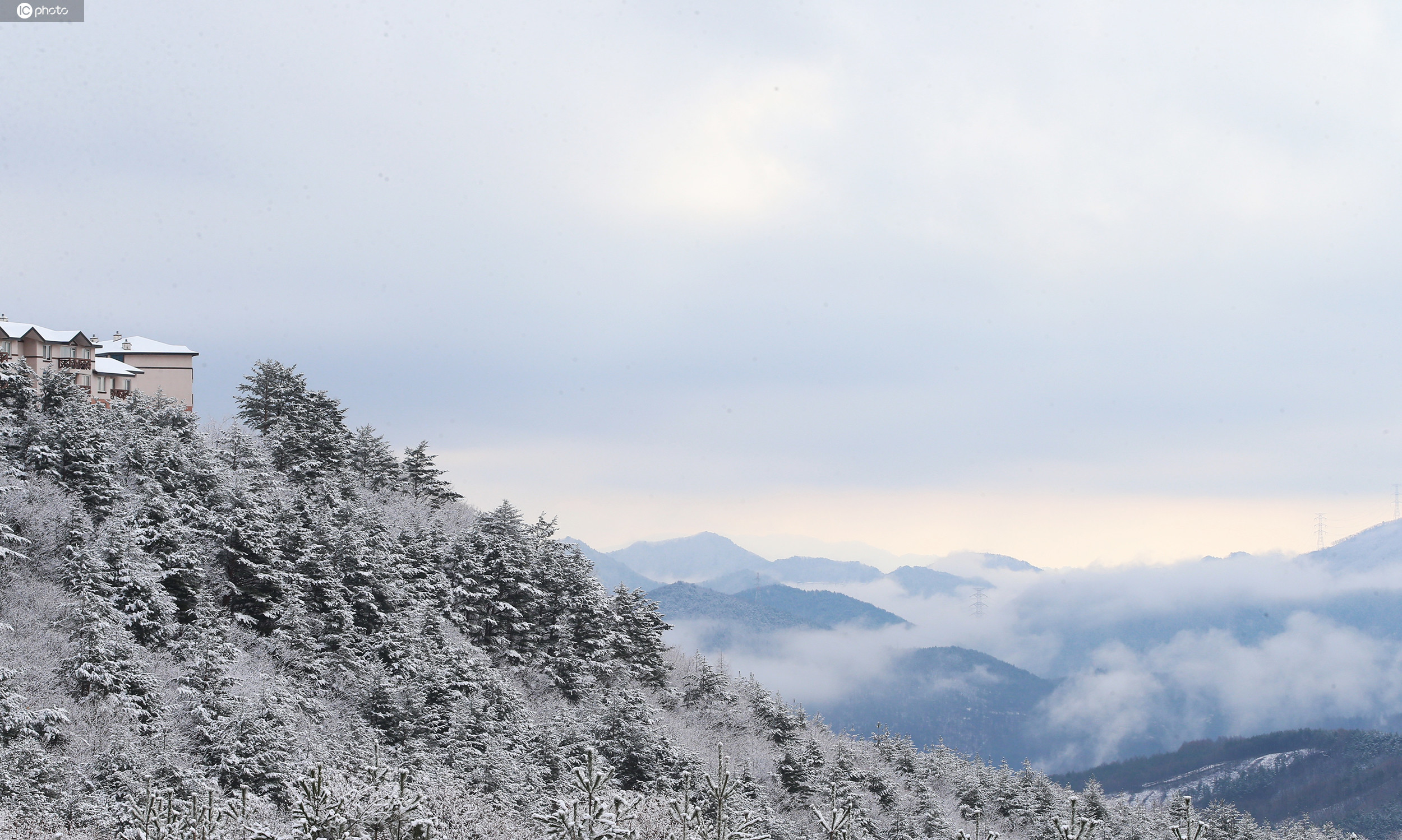 皑皑白雪,若浮云间图片