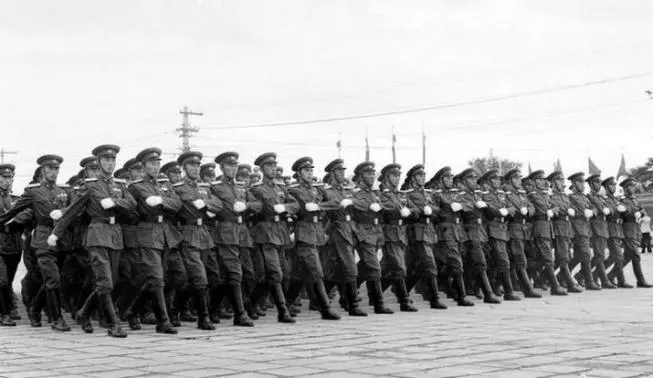 1955年,为配合军衔制的实施,全军装备新式军衔服装——55式军服