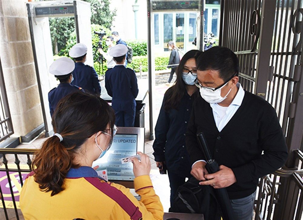 游客须出示同行的所有游客的有效身份证件.