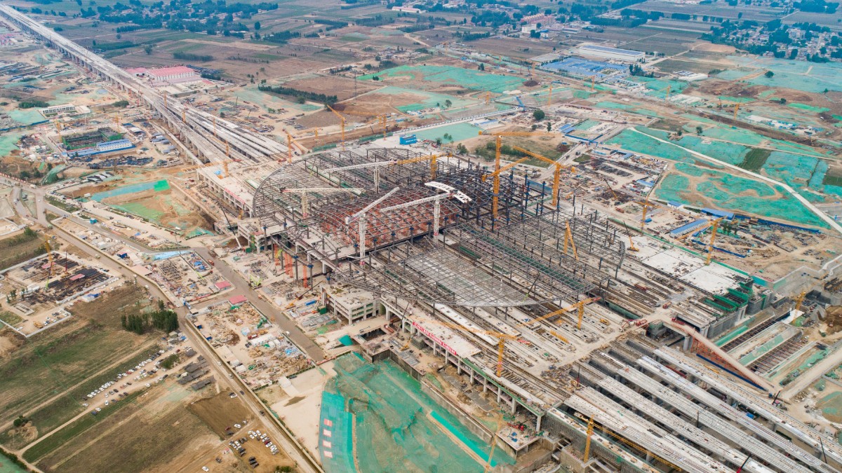 建设中的京雄城际雄安站造型初显,铁路预计年底具备开通条件