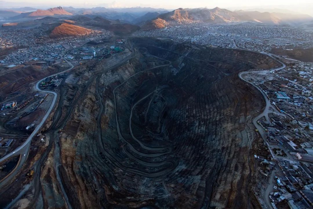 被挖空的秘鲁小镇:因银矿而繁荣,又因铅矿成为恐怖城市