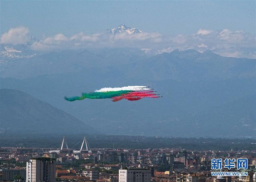 （国际）（1）意大利“三色箭”飞行表演队举行飞行表演