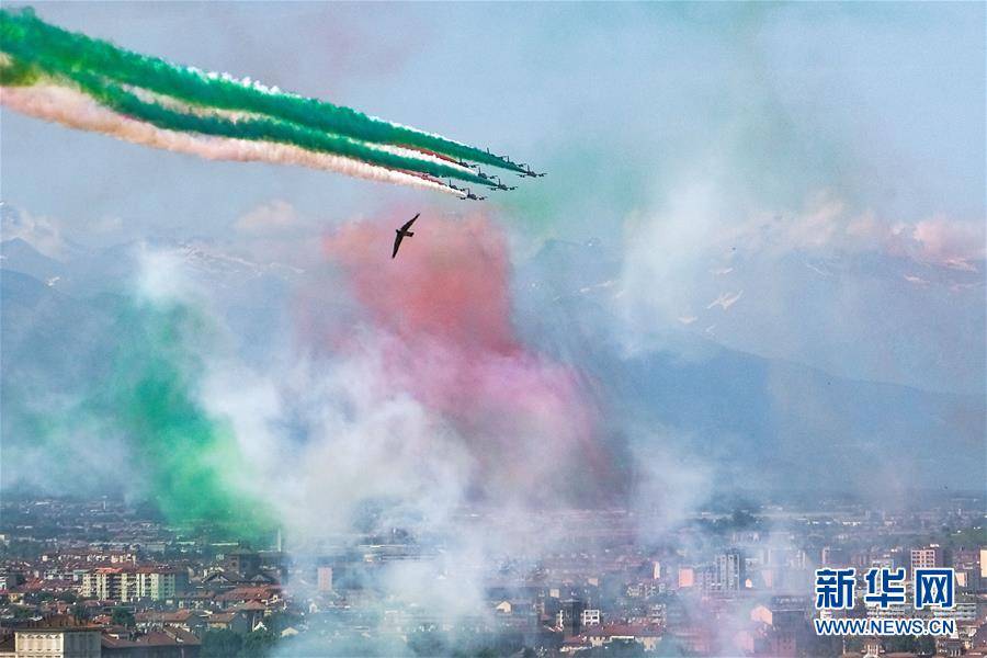 （国际）（2）意大利“三色箭”飞行表演队举行飞行表演