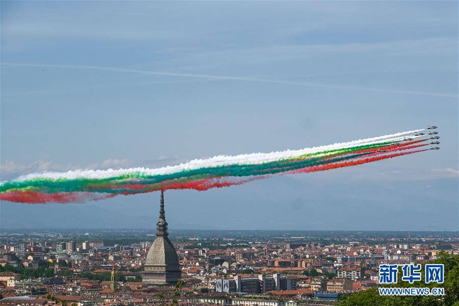 （国际）（3）意大利“三色箭”飞行表演队举行飞行表演