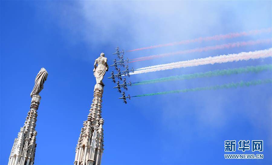 （国际）（4）意大利“三色箭”飞行表演队举行飞行表演