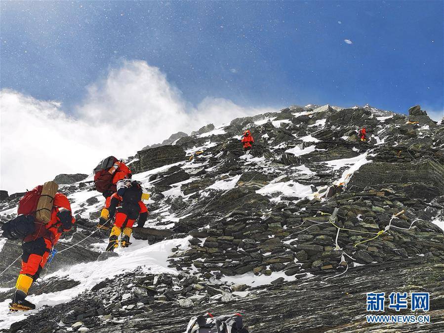（2020珠峰高程测量）（1）2020珠峰高程测量登山队向海拔8300米进发