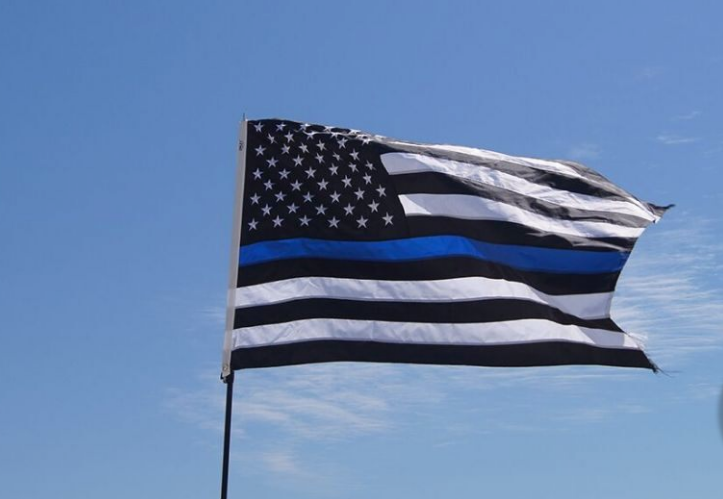 美国国旗被抗议者偷走,随后当地警长代表们在监狱竖起了一面细蓝线旗