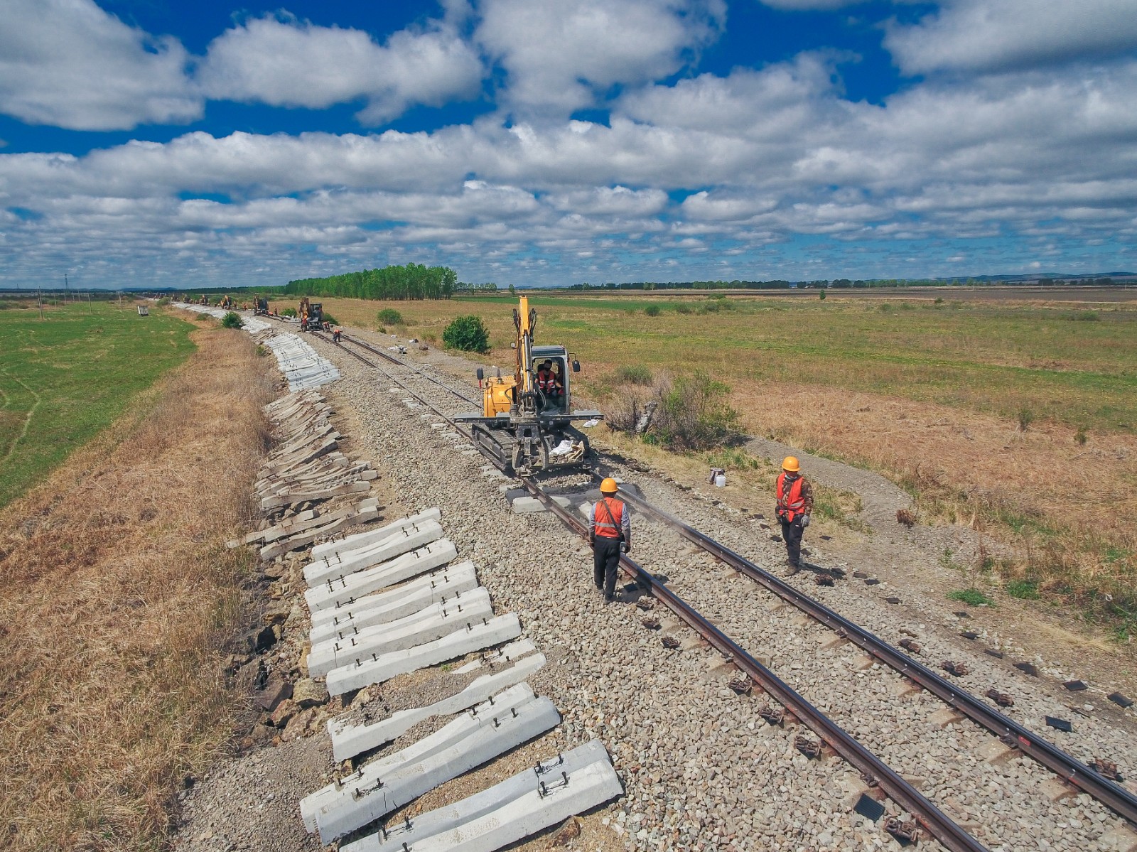 百年牙林铁路换装无缝钢轨