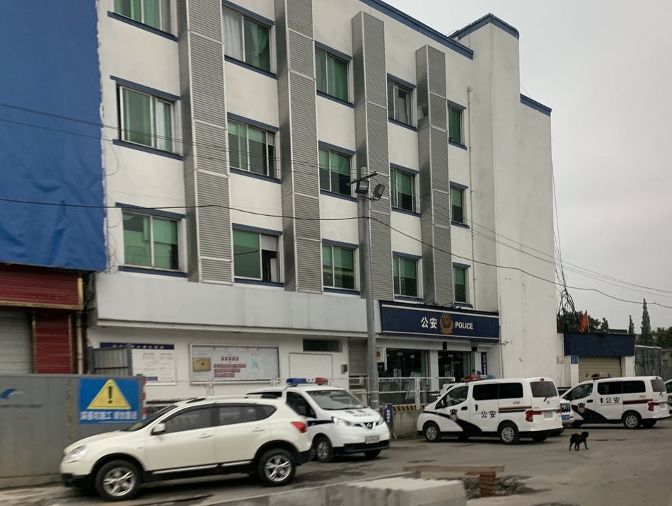 2019年10月16日,叶子寒笛因涉毒被成都市公安局青羊分局带走。 澎湃新闻记者 胥辉 图