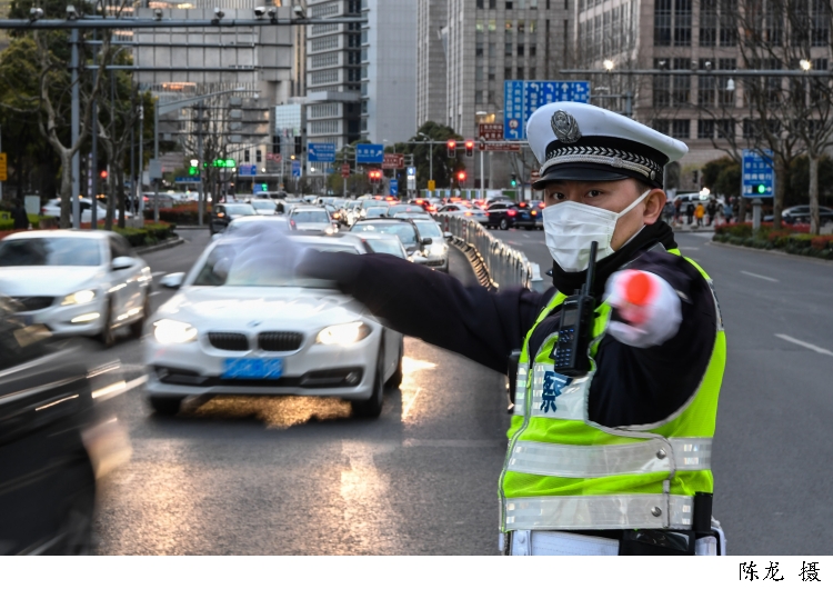 交警执勤（疫情）.jpg