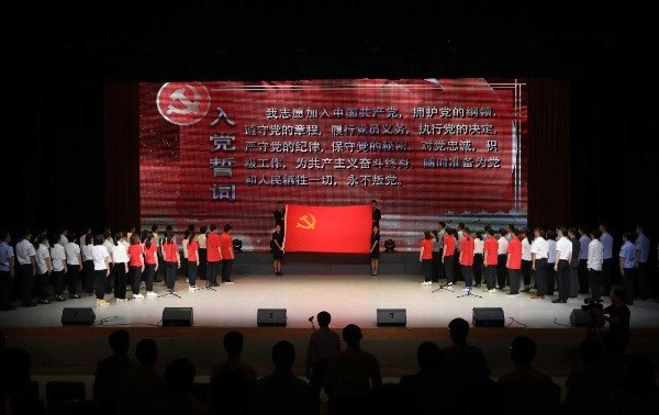 东方网|“微党课”推进“四史”学习教育 崇明举办纪念建党99周年大会