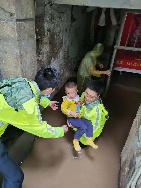 人民日报客户端重庆频道|乘“风”破“浪”的哥哥们，身影真美！