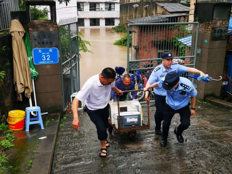 人民日报客户端重庆频道|乘“风”破“浪”的哥哥们，身影真美！