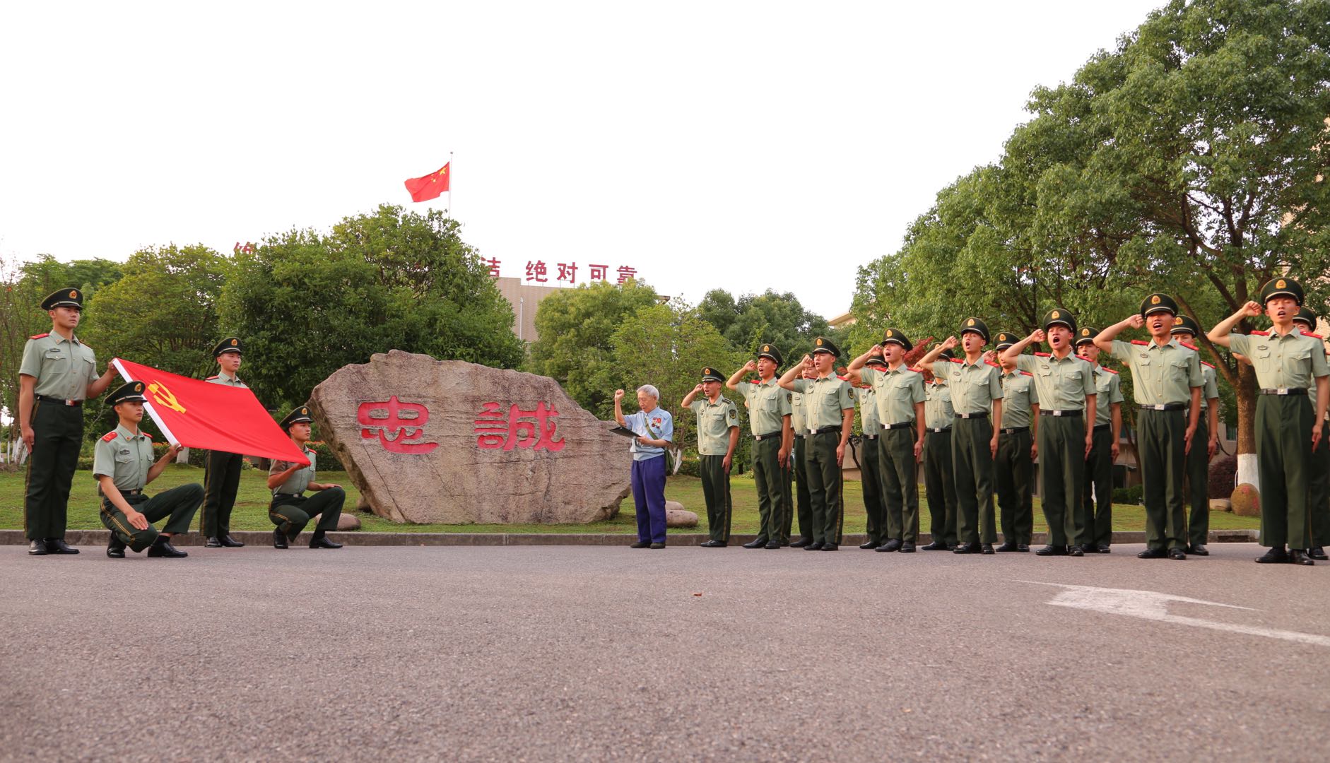 上观新闻|“毛主席说武装到牙齿的美军是‘钢多气少’”……抗美援朝老兵给武警上了党课