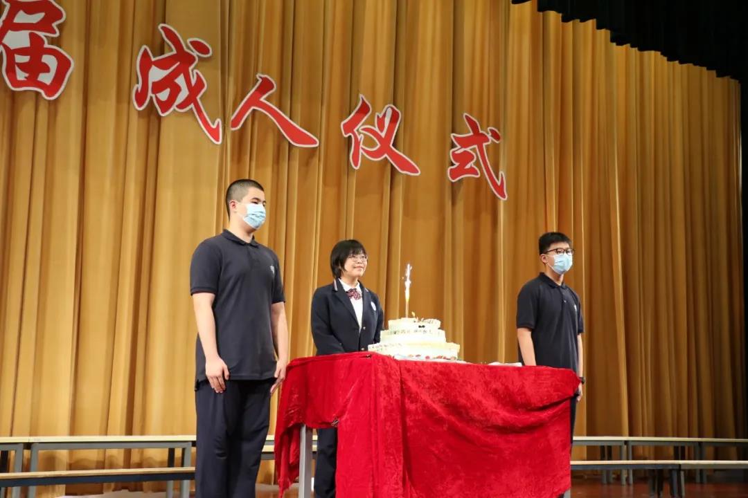 文汇报|在特殊的2020年，这届高三学生点亮18岁生日蜡烛，唱出少年意气风发