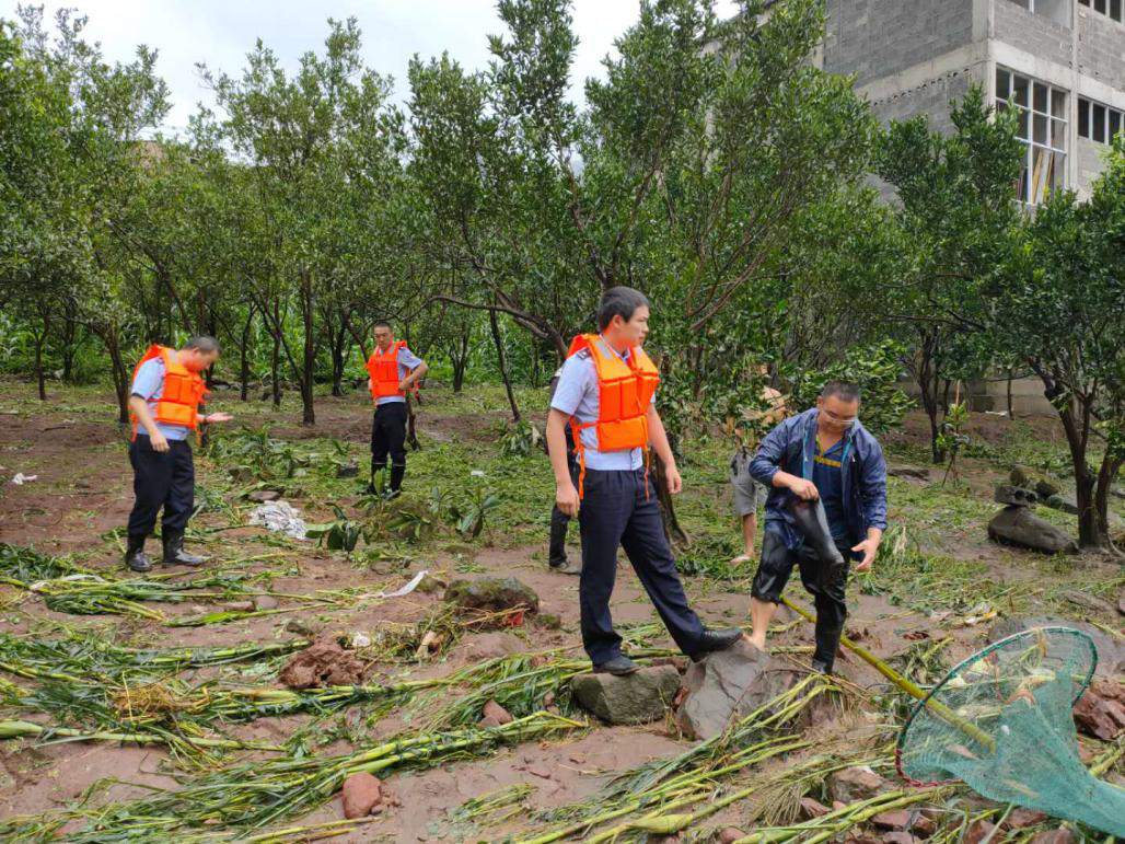 人民日报客户端云南频道|网红90后民警回应缘何“嘶吼50分钟”：警车被滚石砸中，扩音器进水坏了