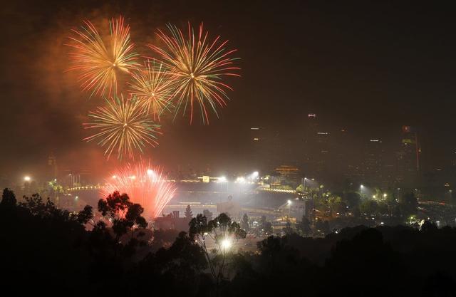 纵相新闻|美国独立日多地庆祝活动取消，但特朗普还在总统山聚众放烟花