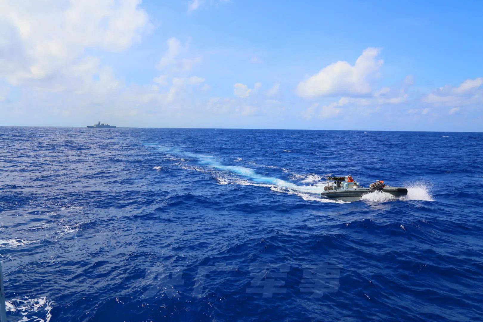 CNR国防时空|南海某海域！南部战区海军某护卫舰支队展开舰炮对海射击训练