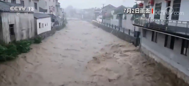 央视网|安徽宣城：强降雨导致河水暴涨 民房进水农田被淹