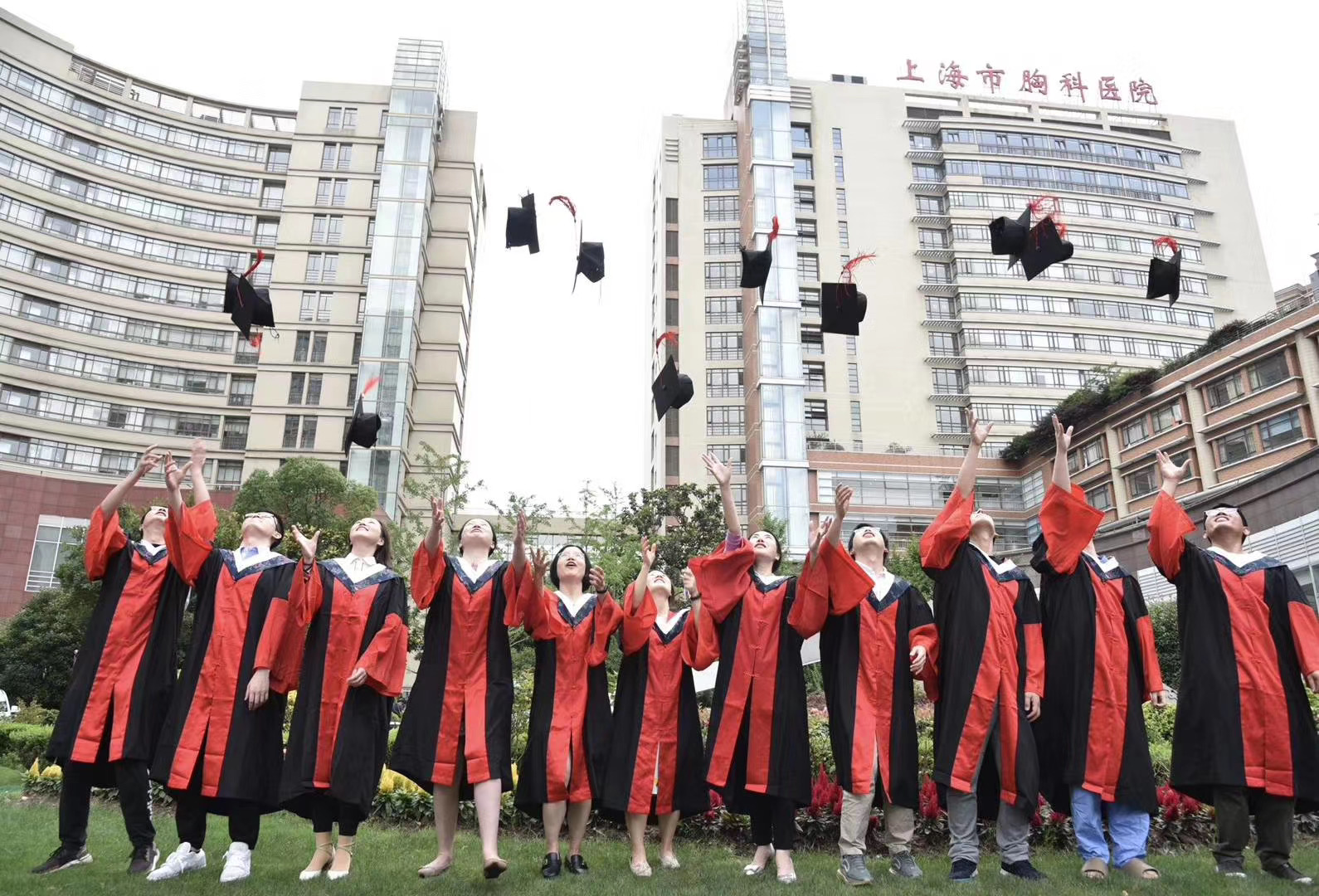 文汇报|新医生，上场！医学院毕业礼：医生爸爸错过女儿太多重要时刻，这次没缺席