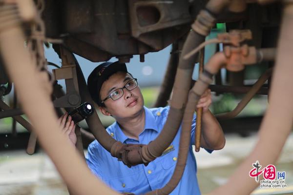 中国网|敲击列车超万次车下行走三万步 “列车守护神”全力保暑运[组图]