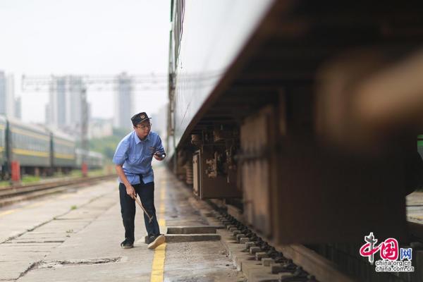 中国网|敲击列车超万次车下行走三万步 “列车守护神”全力保暑运[组图]