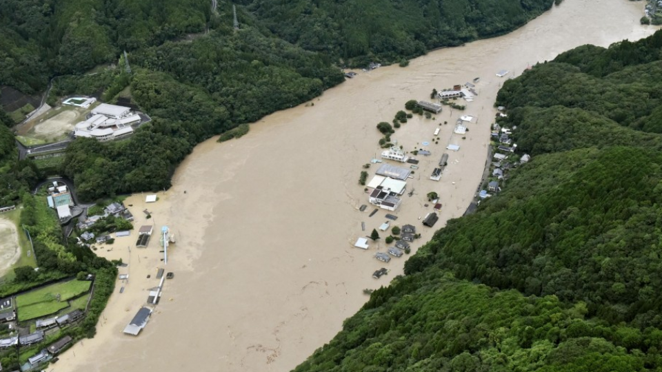 中国新闻网|日本熊本县暴雨致16死多地成孤岛 居民地面写SOS求救