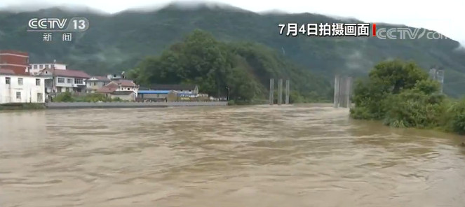 央视网|安徽祁门：强降雨致水位暴涨 农田受淹道路塌方