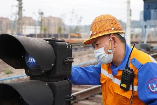 人民铁道微信公众号|守望安全的铁路“眼科医生”