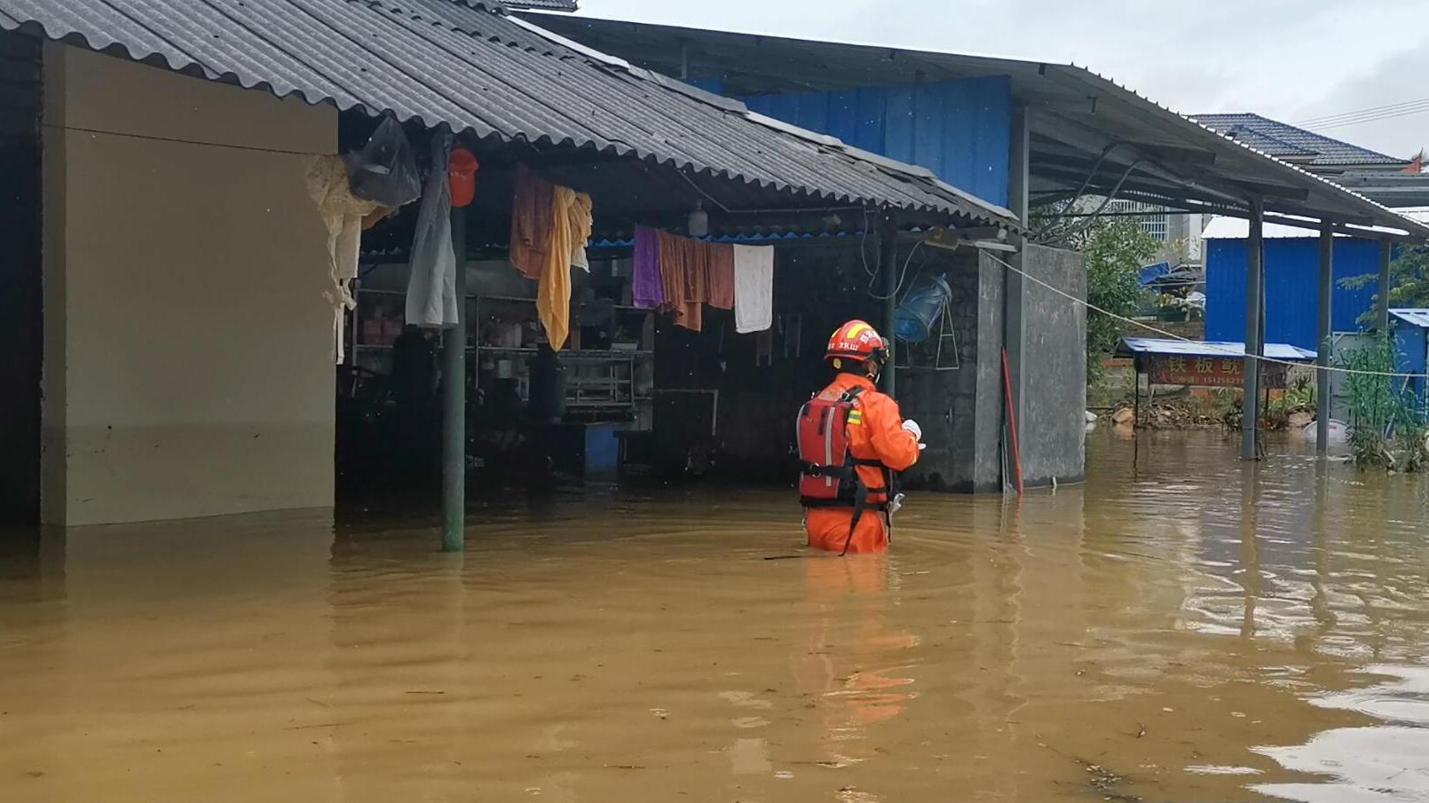 央视新闻客户端|云南孟连强降雨致河水暴涨倒灌&#xA0;部分民房被淹7人被困