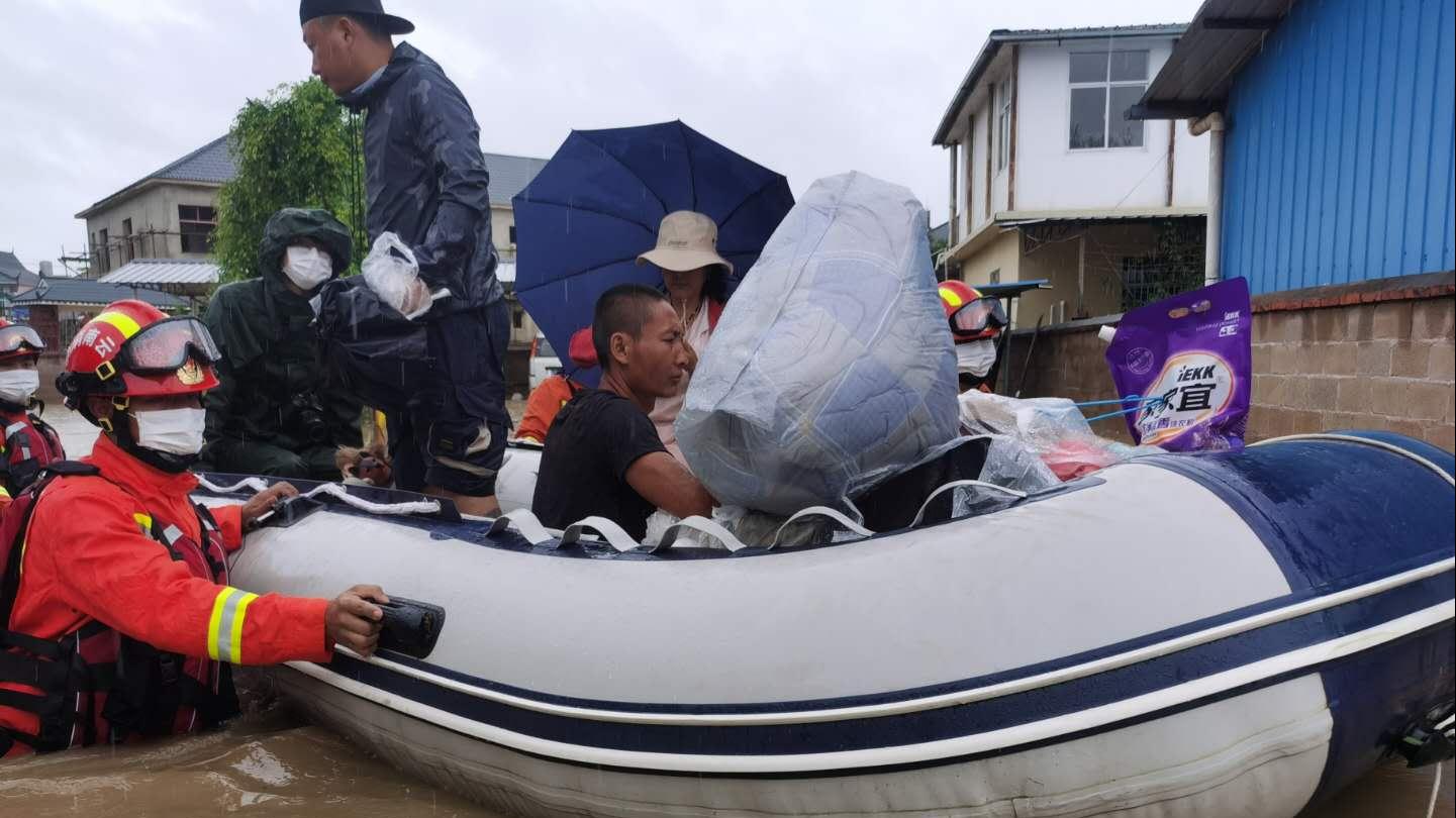 央视新闻客户端|云南孟连强降雨致河水暴涨倒灌&#xA0;部分民房被淹7人被困