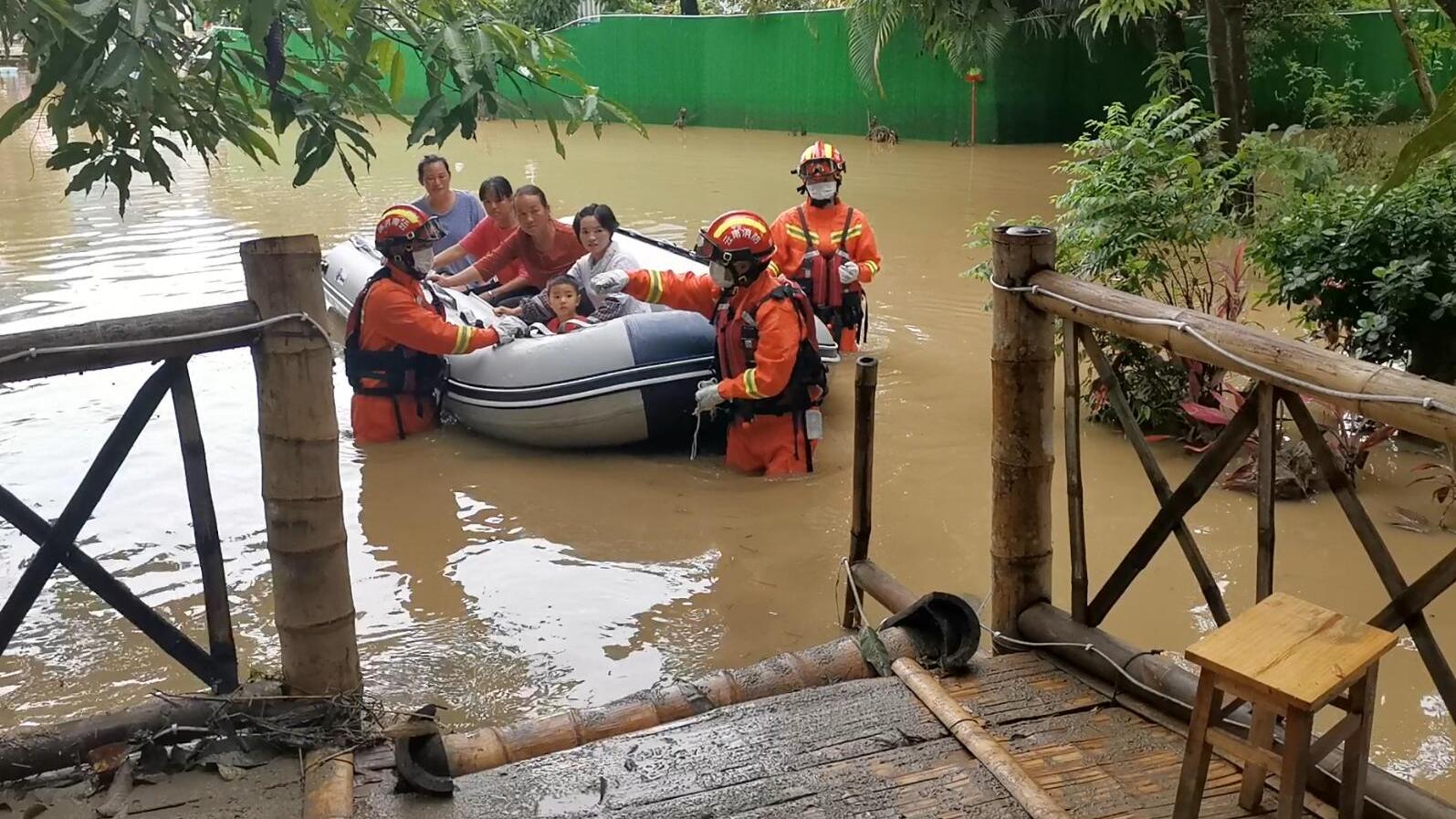 央视新闻客户端|云南孟连强降雨致河水暴涨倒灌&#xA0;部分民房被淹7人被困