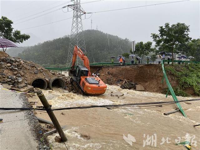 湖北日报|318国道罗田段被洪水冲断 直击雨中抢修现场