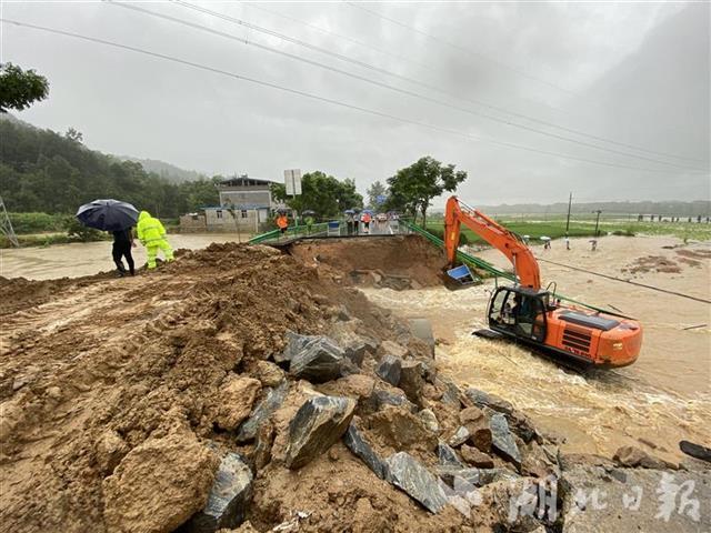 湖北日报|318国道罗田段被洪水冲断 直击雨中抢修现场