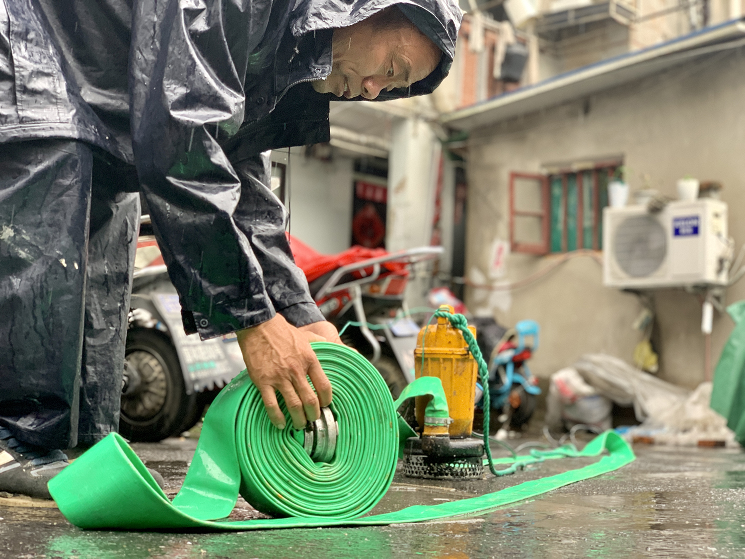 上观新闻|曾因一场雨淹8000户，过去是上海重灾区，今天在暴雨中他们还好吗？