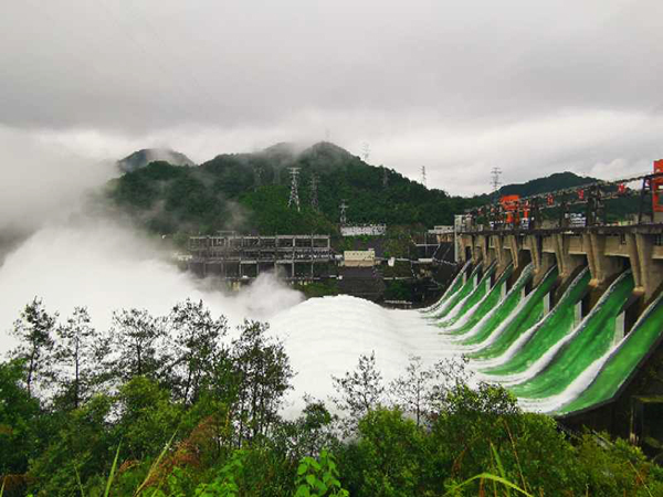 澎湃新闻|浙江新安江水库建成后首次9孔全开泄洪，半小时流量与西湖水相当