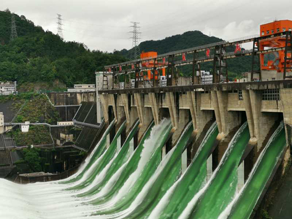 澎湃新闻|浙江新安江水库建成后首次9孔全开泄洪，半小时流量与西湖水相当