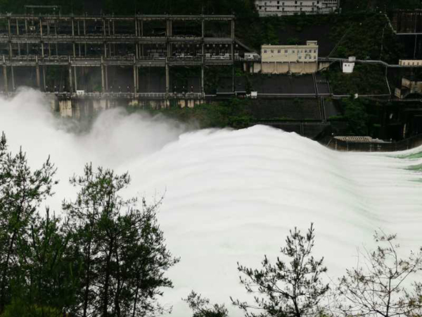 澎湃新闻|浙江新安江水库建成后首次9孔全开泄洪，半小时流量与西湖水相当