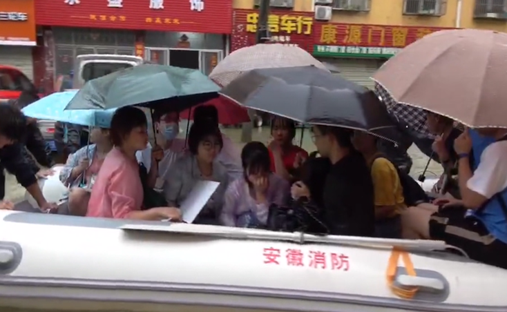 央视新闻客户端|安徽宿松暴雨致严重内涝 消防巧用橡皮艇成功救出57名高考生