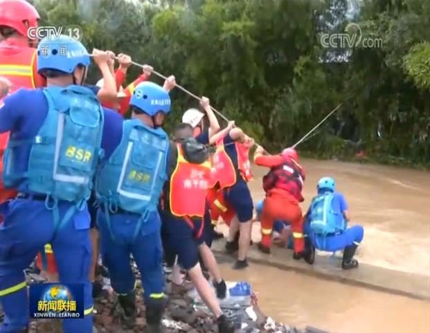 央视网|新闻特写：洪水中的生命救援