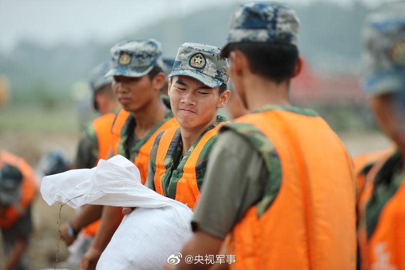 央视军事|河堤决口，上千名空降兵连夜封堵