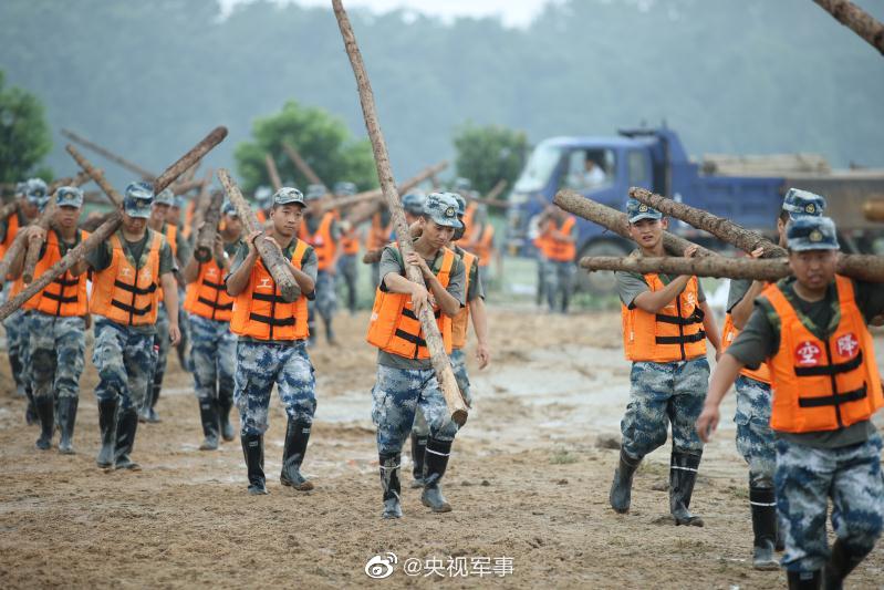 央视军事|河堤决口，上千名空降兵连夜封堵